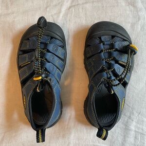 Keen Blue and Black Sandals with Closed-Toe Design and Bungee Lace - VGUC